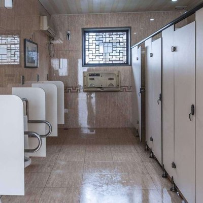 愜意學(xué)生衛(wèi)生間隔斷 防變形抗倍特板與鋁蜂窩隔墻的優(yōu)勢